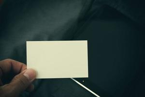 tomt företagsidentitetspaket visitkort med mörkgrå färgbakgrund. foto