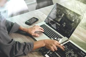 läkare som arbetar med digital surfplatta och bärbar dator med smart telefon i medicinsk arbetsyta kontor och videokonferens som koncept foto