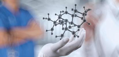 forskare läkare hand håller virtuell molekylär struktur i labbet som koncept foto