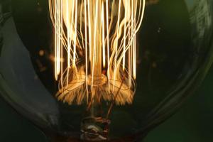 närbild av vintage glödlampa som kreativt koncept foto