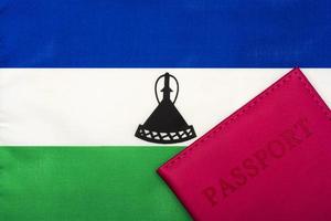 på bakgrunden av Lesothos flagga finns ett pass. foto