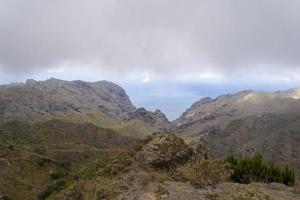 moln över bergen på ön teneriffa. foto