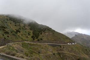 bergsväg på ön teneriffa, höga berg och täta skogar. foto