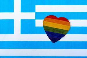 LGBT-hjärta ovanför den grekiska flaggan. begreppet mänskliga rättigheter för homosexuella, lesbiska och transvestiter. foto