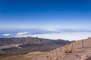 utsikt från vulkanen teide las canadas caldera med stelnad lava. teide nationalpark bergslandskap ovanför molnen. teneriffa, kanarieöarna, spanien. foto