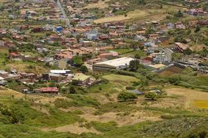 utsikt över bergen och staden på ön teneriffa. foto