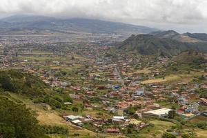 utsikt över bergen och staden på ön teneriffa. foto