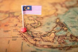 Malaysias flagga på världskartan. foto