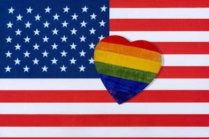 Amerikas flagga och hjärtat i form av hbt-flaggan. foto