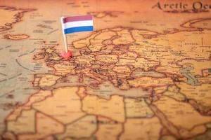 Nederländernas flagga på världskartan. foto
