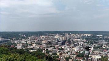 utsikt över staden lviv med översiktsområde i parkhimlen med moln foto