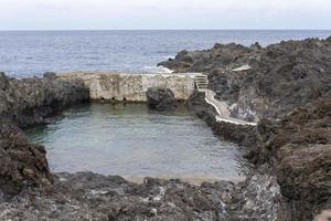 kustlinje med stenar på ön teneriffa. foto