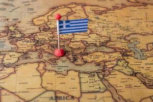 Grekland markerat med en flagga på kartan. Greklands flagga på världskartan. foto