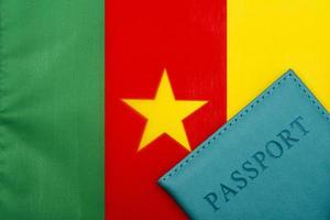 mot bakgrund av Kameruns flagga är ett pass. foto