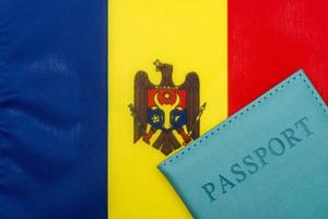 på bakgrunden av republiken Moldaviens flagga är ett pass. foto