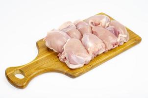 bitar av kycklinglårkött utan skinn och ben. studiofoto foto