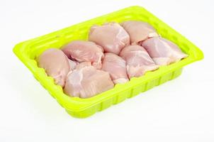 bitar av kycklinglårkött utan skinn och ben. studiofoto foto