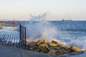 Medelhavsvågor slår mot stranden nära staden limassol på Cypern. foto