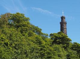 nelson monument på calton hill i edinburgh foto