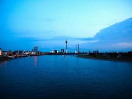 nattvy över staden Düsseldorf foto