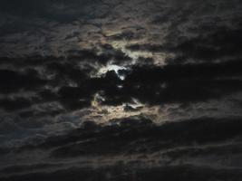fullmåne bakom moln foto