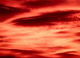 röd solnedgång himmel med moln bakgrund foto