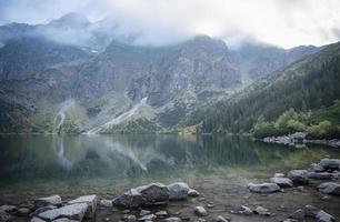 morskie oko sjööga havet vid tatrabergen i Polen. foto