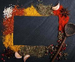 olika sorters kryddor på en svart bakgrund foto