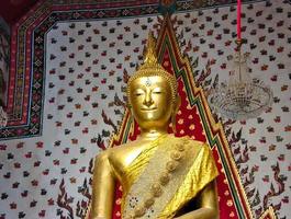 bangkok thailand08 april 2019buddhastaty buddha chumphuut maha manlakana aitiyanupopit vid wat arun ratchawararam. foto