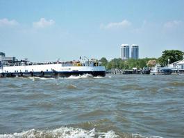 bangkok thailand08 april 2019i chao phraya-floden seglar ett stort lastfartyg på chao phraya-floden. foto