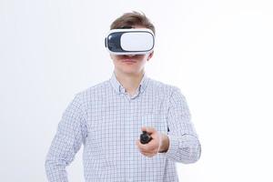 ung affärsman i vr-glasögon, glasögon tittar på virtuell verklighet isolerad på vit bakgrund. kopiera utrymme och mock up foto