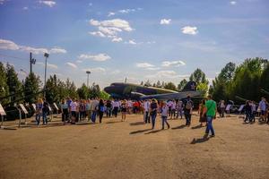 Moskva, Ryssland - 9 maj 2016 - segerdagen i huvudstaden. folk firar på gator och parker. foto