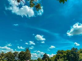 den blå himlen och atmosfären foto