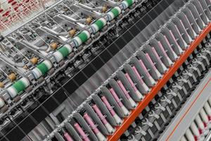 maskiner och utrustning i verkstaden för tillverkning av tråd. industriell textilfabrik foto