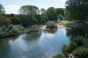 utsikt över ebrofloden vid frias, från den gamla stenbron. merindader, burgos, spanien foto