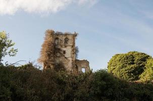 vackra ruiner av ett gammalt kloster i santa maria de rioseco, burgos, merindades, spanien. inga människor, solnedgång. foto