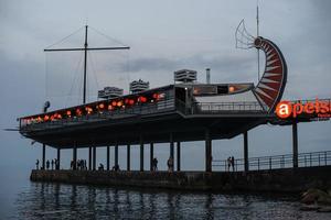 yalta, crimea-3 juni 2016 -yalta restaurang orange på kvällen foto