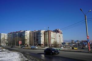 nakhodka, Ryssland - 10 januari 2020 - stadslandskap med utsikt över vägen, byggnader och människor. foto