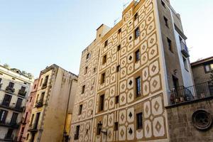 utsmyckad fasad av gamla medeltida hus i el borne, barcelona, katalonien, spanien, europa foto