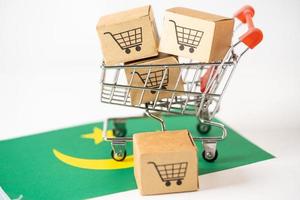 låda med kundvagnslogotyp och Mauretaniens flagga, import export shopping online eller e-handel finans leverans service butik produkt frakt, handel, leverantör koncept. foto
