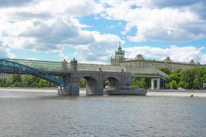 Ryssland, Moskva, 24 maj 2021 fotgängare andreevsky bro över floden Moskva foto