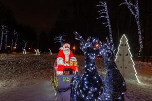 juldekorationer med jultomten i parken foto