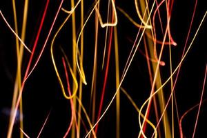 abstrakta glödlampor på en mörk bakgrund. fotoeffekt. foto