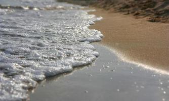 närbild låg vinkel syn på vågorna på stranden foto