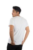 baksidan av ung man med vit t-shirt, isolerad på vit bakgrund. foto