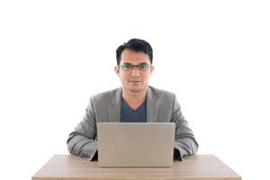 porträtt av affärsman med laptop isolerad på vit bakgrund. foto