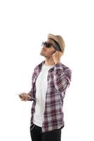 ung hipster man i hörlurar håller smartphone isolerad på den vita bakgrunden. foto