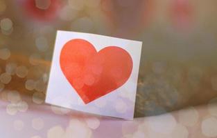 glad alla hjärtans dag, pappershjärtan på träbakgrund med ljusbakgrund foto