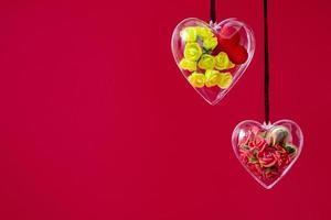 transparent hjärta med gula och vinröda rosor i låg poly stil isolerad på röd bakgrund. alla hjärtans dag och mors dag koncept, kopiera utrymme foto