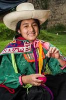 peruanska andinska kvinnor poserar i olika handlingar foto